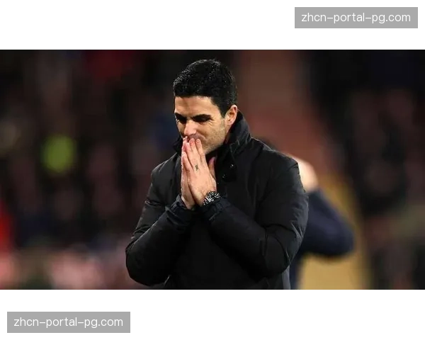 终场哨响,伯恩茅斯主帅伊劳拉与助教反复观看平板,复盘最后一次高位防守失误 终场哨响,伯恩茅斯主帅伊劳拉与助教反复观看平板,复盘最后一次高位防守失误