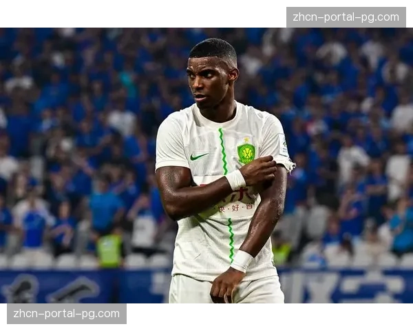 终场哨响,国安老将法比奥头球破门后无奈摇头,球队三轮不胜压力倍增 终场哨响,国安老将法比奥头球破门后无奈摇头,球队三轮不胜压力倍增